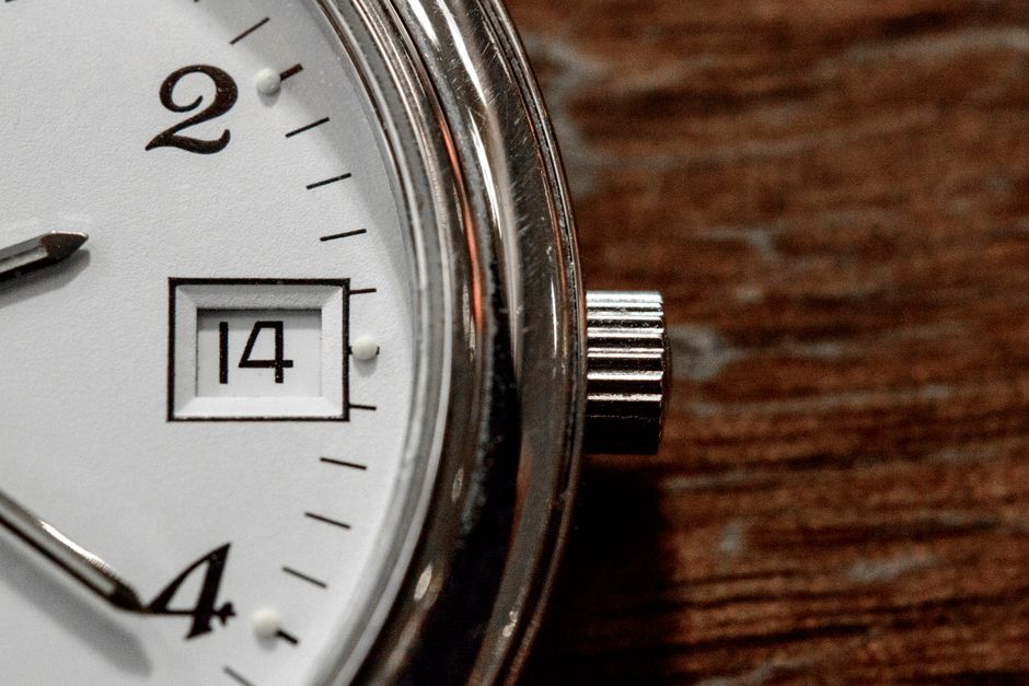 Jam tangan menunjukkan tanggal dan waktu secara detail