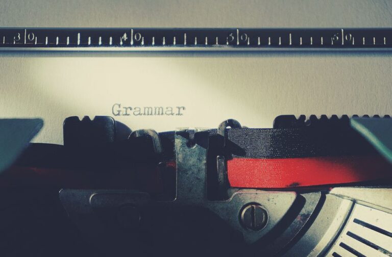 Mesin tik tua mengetik kata Grammar